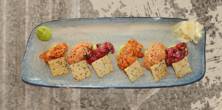 Хрупкав крекер с трио тартар