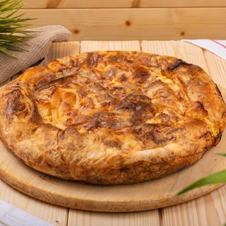 Домашна селска баница с краве сирене, яйца и масло - 10  парчета