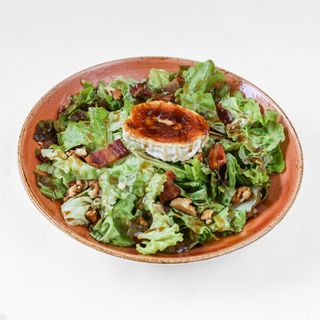 Ensalada De Queso De Cabra Y Crujiente De Ibérico