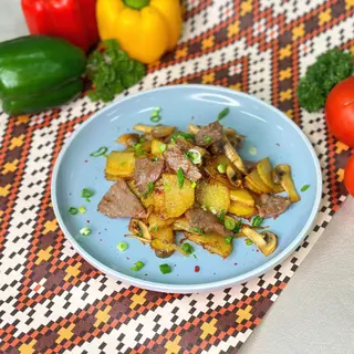 Жареный картофель с телятиной и грибами