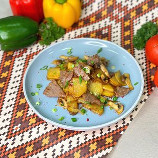 Жареный картофель с телятиной и грибами