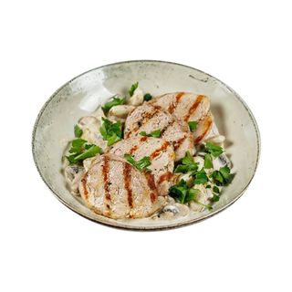 Медальйони зі свинини з картоплею та грибами у вершковому соусі (400г.)