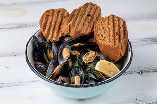 Чілійські мідії у винно-часниковому соусі (500гр)