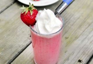 MILKSHAKE Banane şi căpşuni