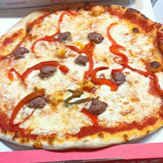 Pizza con salsiccia peperoni gorgonzola cipolla 