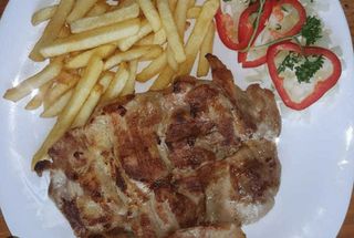 Dimljeni pileći batak u BBQ sosu sa chipsom