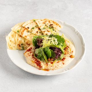 Хумус, копчёный йогурт, лепёшка роти