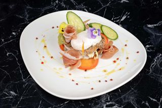 Ouă benedict cu guacamole și biscuit de pancetta