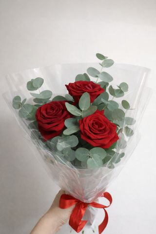 Ramo de 3 rosas rojas con eucalipto