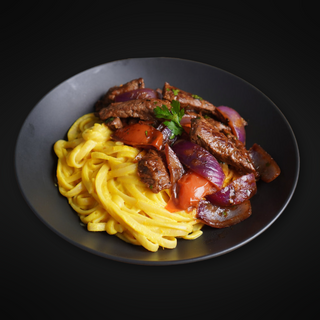 Tallarines a la huancaína con lomo salteado