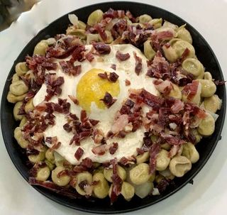 Habitas baby con huevo frito y jamón ibérico de bellota