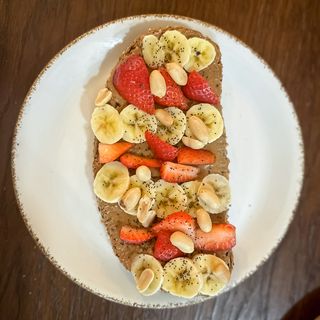 Tostada de manteca de cacahuete, plátano y fresas