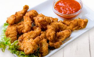 Strips di pollo con patatine fritte