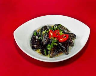 49. Cozze lessate con cipollotti