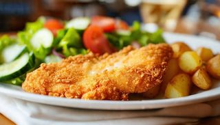 Filet z kurczaka w cieście, ziemniaki, surówka, zupa