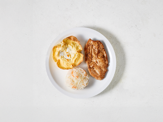 Сніданок європейський з куркою, кошиком із омлету з сиром та квашеною капустою