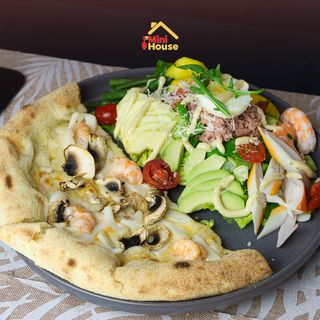 Moitié salade ( niçoise-cesar-mini house/ moitié pizza ( au choix)