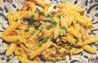 Паста с пилешко месо от бутче (400г)