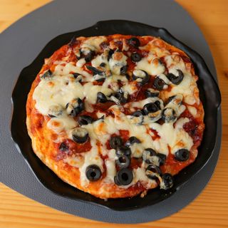 Mini Pizza Diavoletta con Olive Nere e Salame Piccante