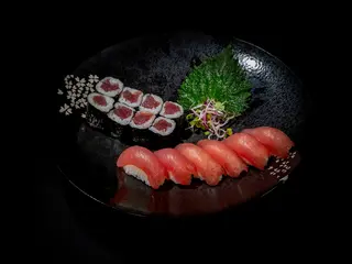 141. Bandeja Sushi Maguro (14 Uds.)