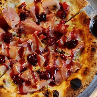 Піца з прошуто і вяленою вишнею