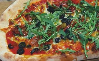 Пица с доматена паста, сушен домат, черни маслини (500г)