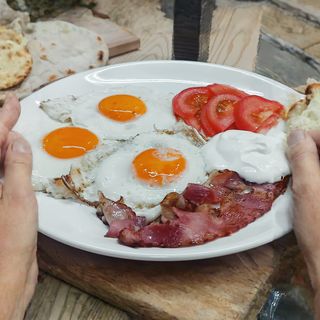 Jaje na oko sa slaninicom