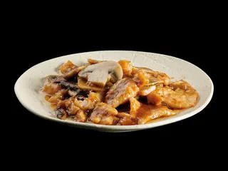 Manzo con bambù e funghi
