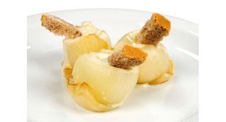 Cipolla al forno cuore di taleggio, nocciole e miele di castagna, servita con patate dolci