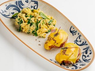 Дві канапки з пастрамі індички, скрамбл зі шпинатом (220г)