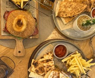 Тост с пушена сьомга, крема сирене и бъркани яйца /350гр./