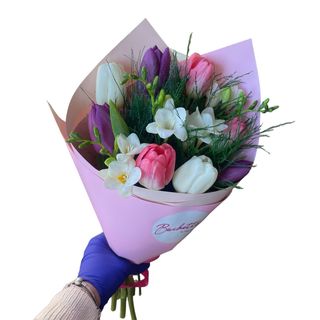 Buchet colorat cu lalele si frezie 