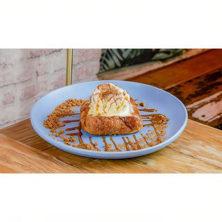 Torrija de pan brioche caramelizada con helado de vainilla y Lotus