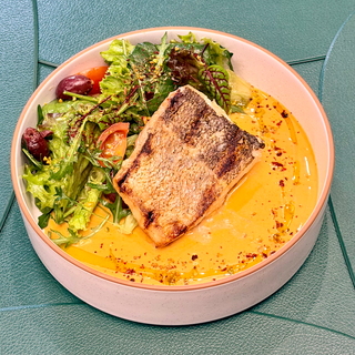 Стейк судака з соусом Том ям та салатом