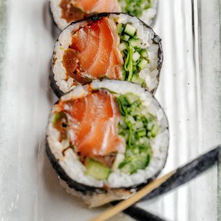 Futomaki łosoś marynowany karakuchi