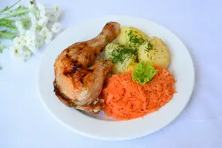 Udko pieczone + ziemniaki + surówka z białej kapusty