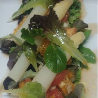 Ensalada De Rulo De Cabra Caramelizado, Naranja Y Almendra