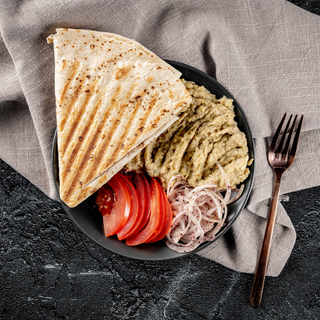 Gustare de salata de vinete, ceapa si rosii