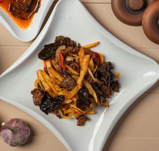 Говядина с картошкой фри и черными грибами (300гр)