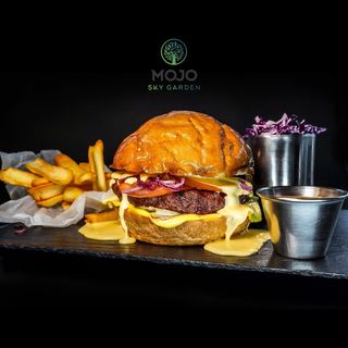 Бургер BEEF: дост. на доставку та  ресторані SKY GARDEN з 15:00 (650 г)