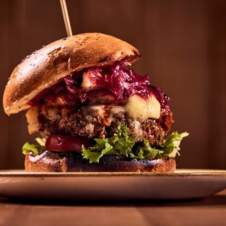 Hamburguesa Mallorquina Oxley con patatas