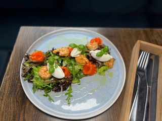 Салат з креветкою, лососем та крем сиром (200g)