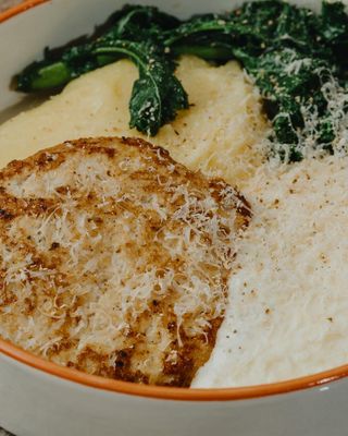 ქათმის კოტლეტი პიურის გარნირით