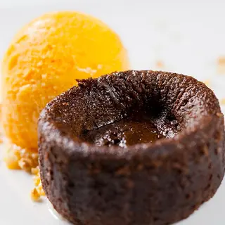 Volcán de chocolate con helado