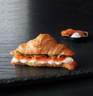 კრუასანი შებოლილი ორაგულით