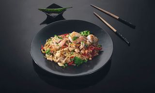  სინგაპურული ნუდელსები ბოსტნეულით, კრევეტებითა და ქათმით