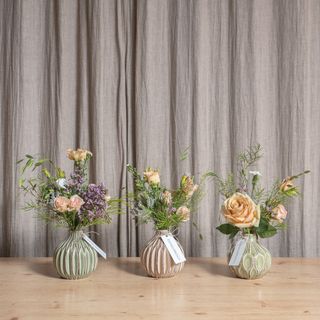 Violeteros de cerámica con flores