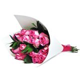 Buchet din 11 trandafiri roz cu verdeata decorativa in carton alb