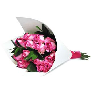 Buchet din 11 trandafiri roz cu verdeata decorativa in carton alb