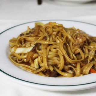 22. Tallarines Fritos Con Tres Delicias